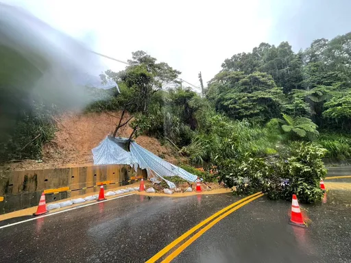 桃園市蘆竹區六福一路土石坍方占據車道　警方緊急派員交管