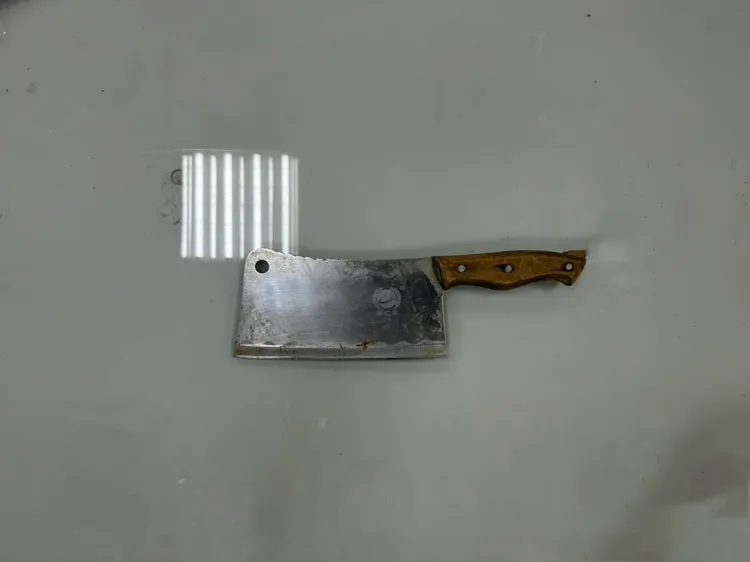 范男持刀砍人。翻攝畫面