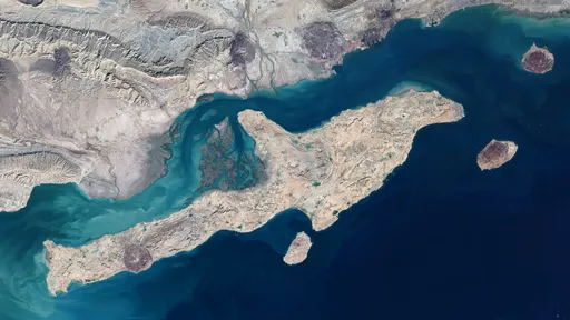 談著談著又打了？美軍空襲伊朗「不沉航母」格什姆島　革命衛隊稱已報復美軍基地
