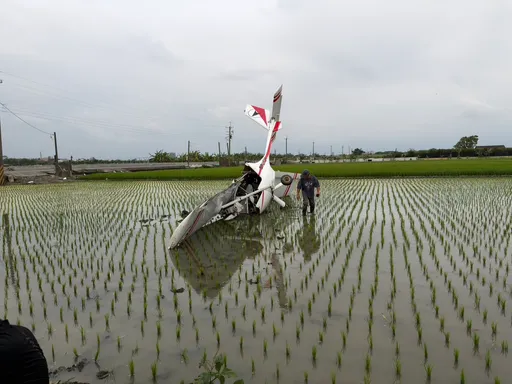 輕航機墜毀雲林農田！駕駛無操作證　民航局開罰30萬