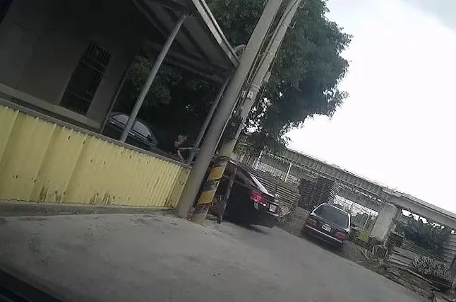 陳姓所長倒地後被施男輾過雙腳。民眾提供