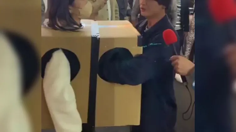 女子在街頭公然讓人揉捏胸部遭到法辦。翻攝X