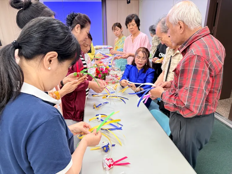 吳佩玲現場示範手作泰國平安香包。翻攝畫面