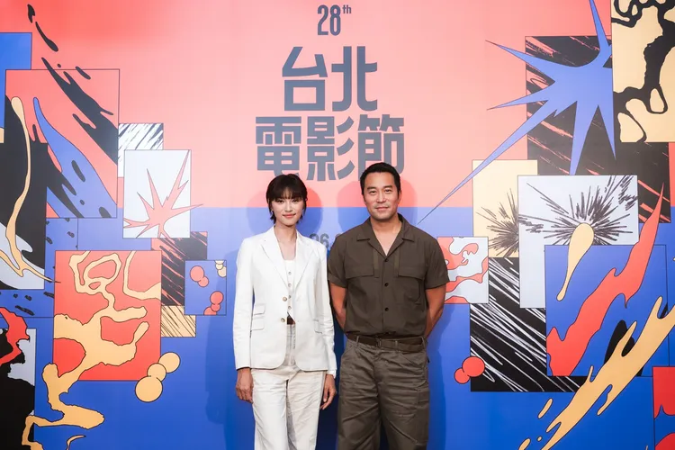 張孝全（右）與香港女星王丹妮在《苦力》詮釋鮮為人知的海外華人血淚史。北影提供