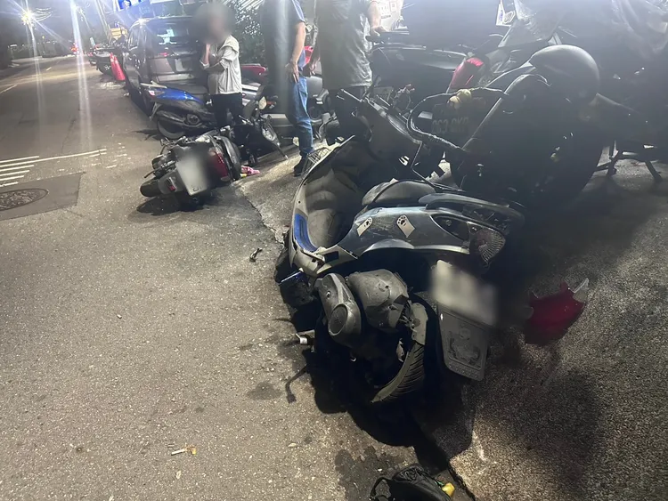 路邊機車遭撞。翻攝畫面