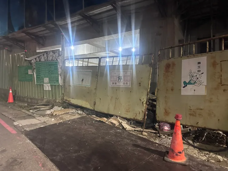 工地大門遭撞。翻攝畫面