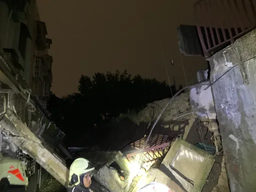 豪雨侵襲！桃園楓樹國小圍牆倒塌壓斷瓦斯管線　警消馳援幸無傷亡