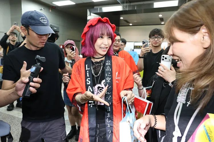 LiSA收下粉絲的禮物。攝影中心攝