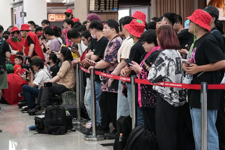近200名粉絲到松山機場接機，戴著草莓帽子迎接。攝影中心攝