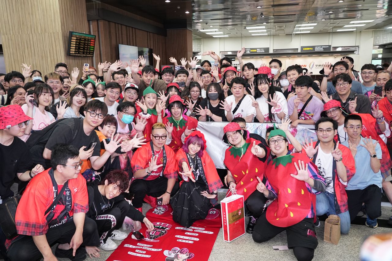 秒殺歌姬LiSA抵台高喊「我回來了」走紅毯!200粉不畏暴雨草莓裝接機