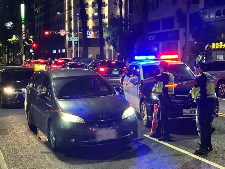 高市警方18日晚間執行專案勤務，一個晚上共逮到31件酒駕、毒駕。