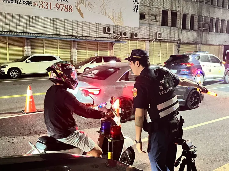 台南市警局18日晚間路檢勤務逮到29名毒駕、酒駕案件。警方提供