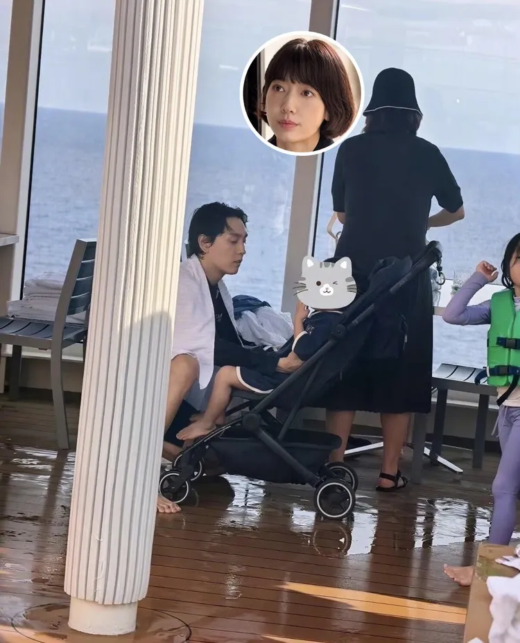 崔泰俊披著毛巾安頓兒子，朴信惠背對他們正在整理物品。翻攝Ellengyc小紅書