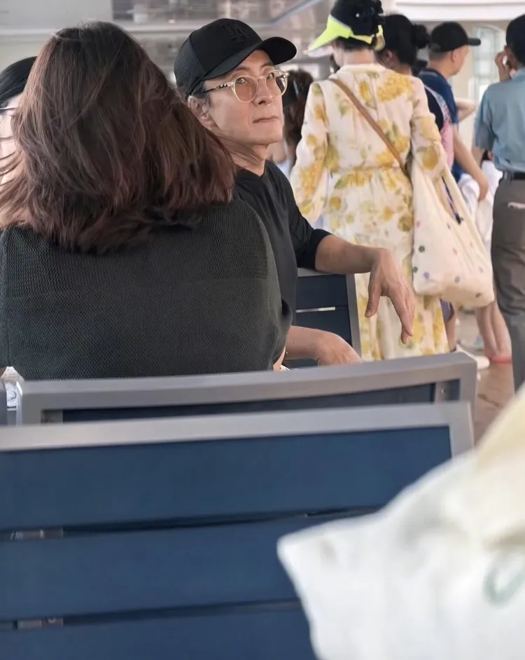 裴勇俊在迪士尼郵輪上低調融入人群。翻攝Ellengyc小紅書