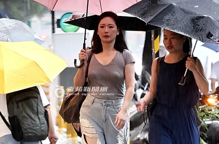 王俐人被《壹蘋》直擊，大雨滂沱中撐傘走2公里路，美胸畢現。特勤中心攝