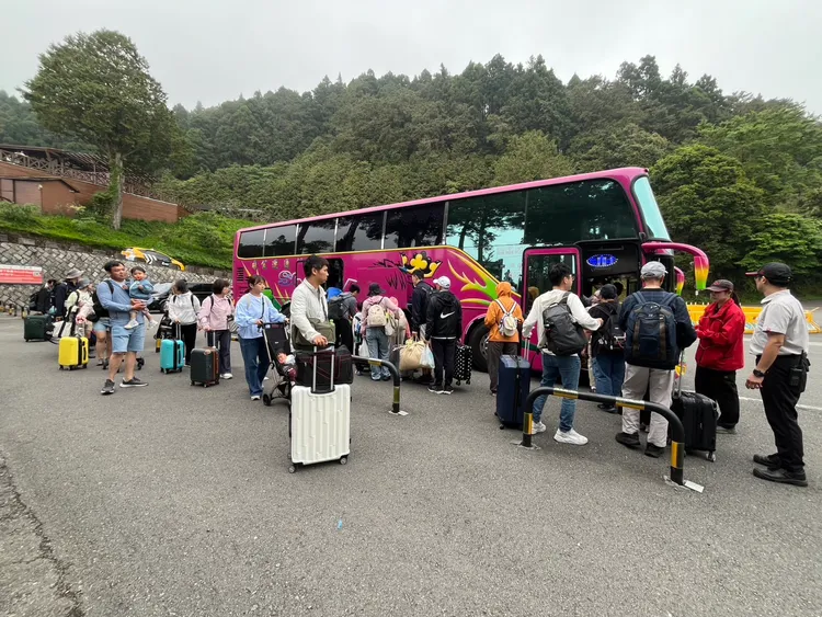 因事故取消「阿里山號」上下山共4班次，並以遊覽車接駁旅客。林鐵提供