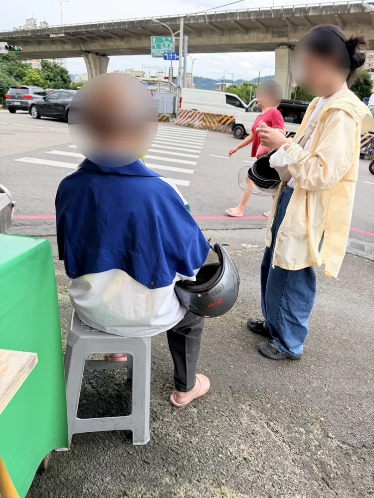 林翁因為找不到機車，焦急的向警方求助。翻攝畫面
