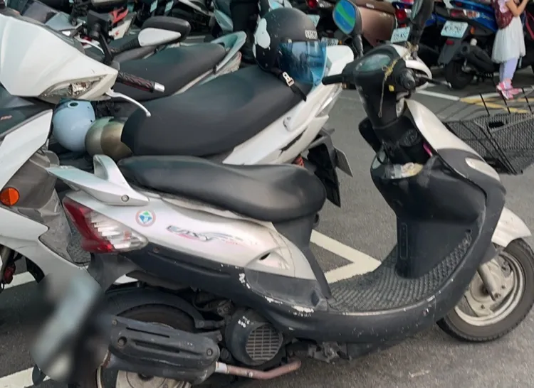 林翁因為找不到機車，焦急的向警方求助。翻攝畫面