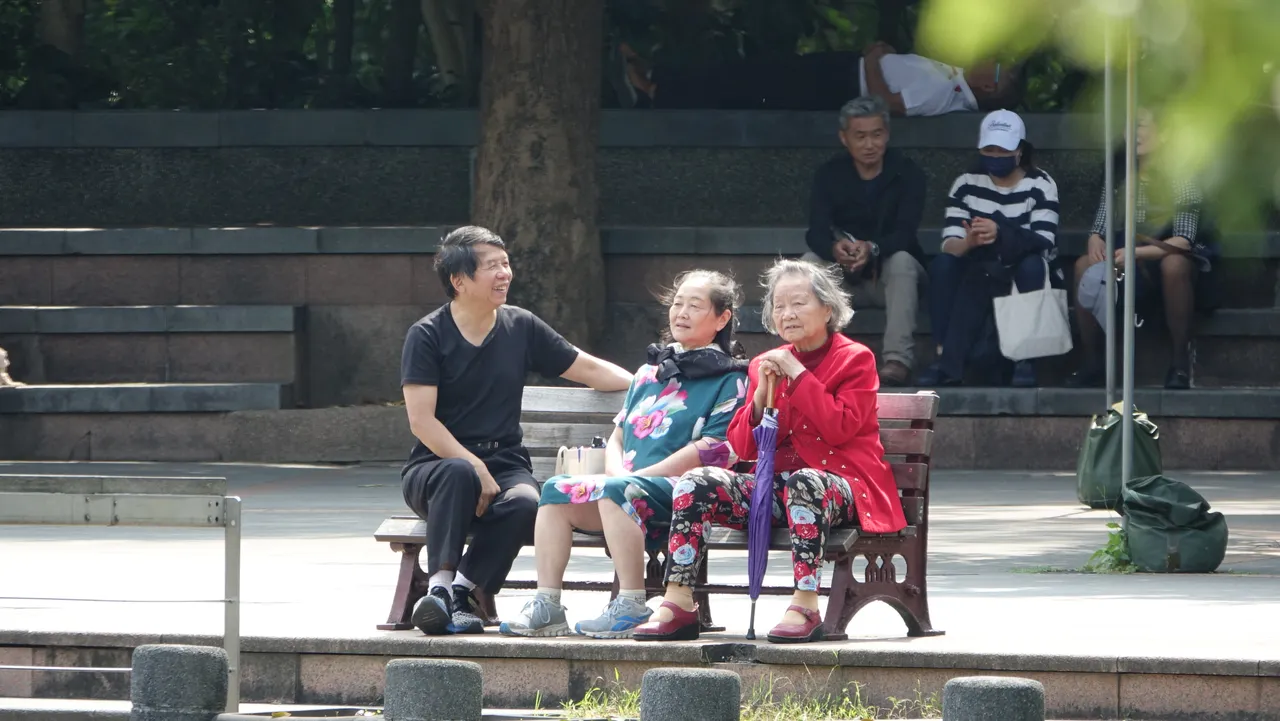 咳不停竟喝到「太嗨」！65歲婦連3天不睡覺　醫揭止咳藥隱藏風險