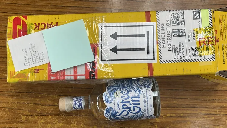 嫌犯將液態K他命藏於琴酒瓶中。翻攝畫面