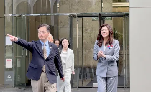鄭麗文現身AIT總部　他曝背後意義：唱衰者該公開道歉