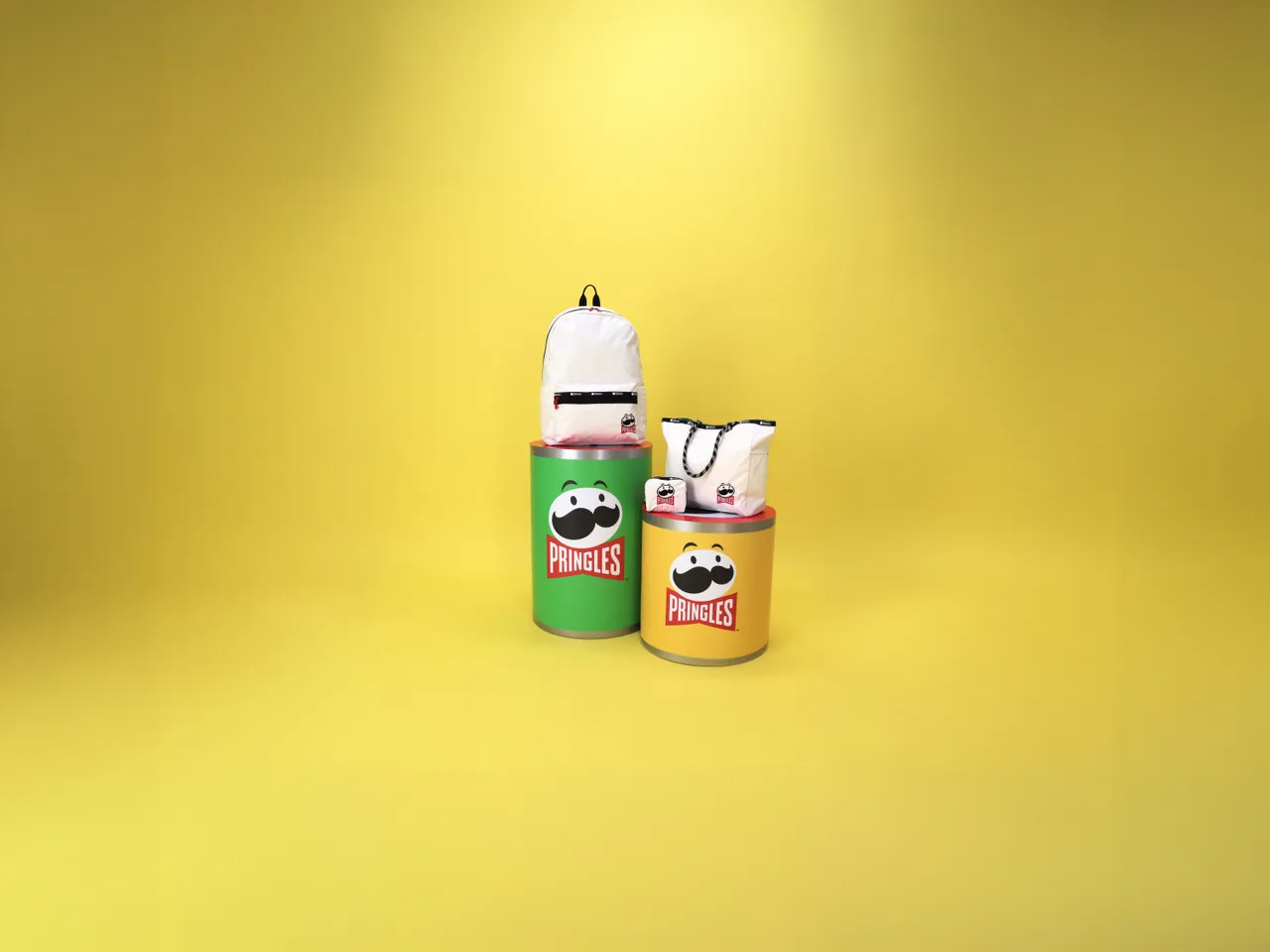 「Pringles Embroidery Capsule」刺繡系列以象牙白作為主調，並在包身表面點綴上小巧品牌刺繡。品牌提供