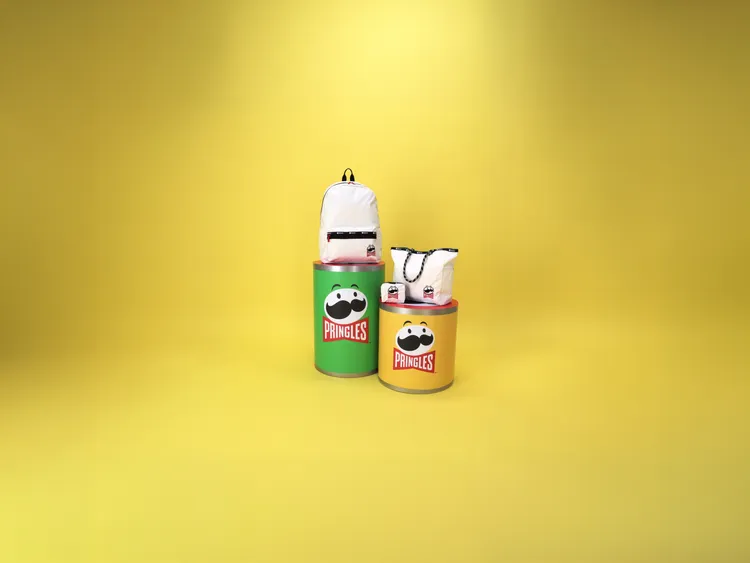「Pringles Embroidery Capsule」刺繡系列以象牙白作為主調，並在包身表面點綴上小巧品牌刺繡。品牌提供