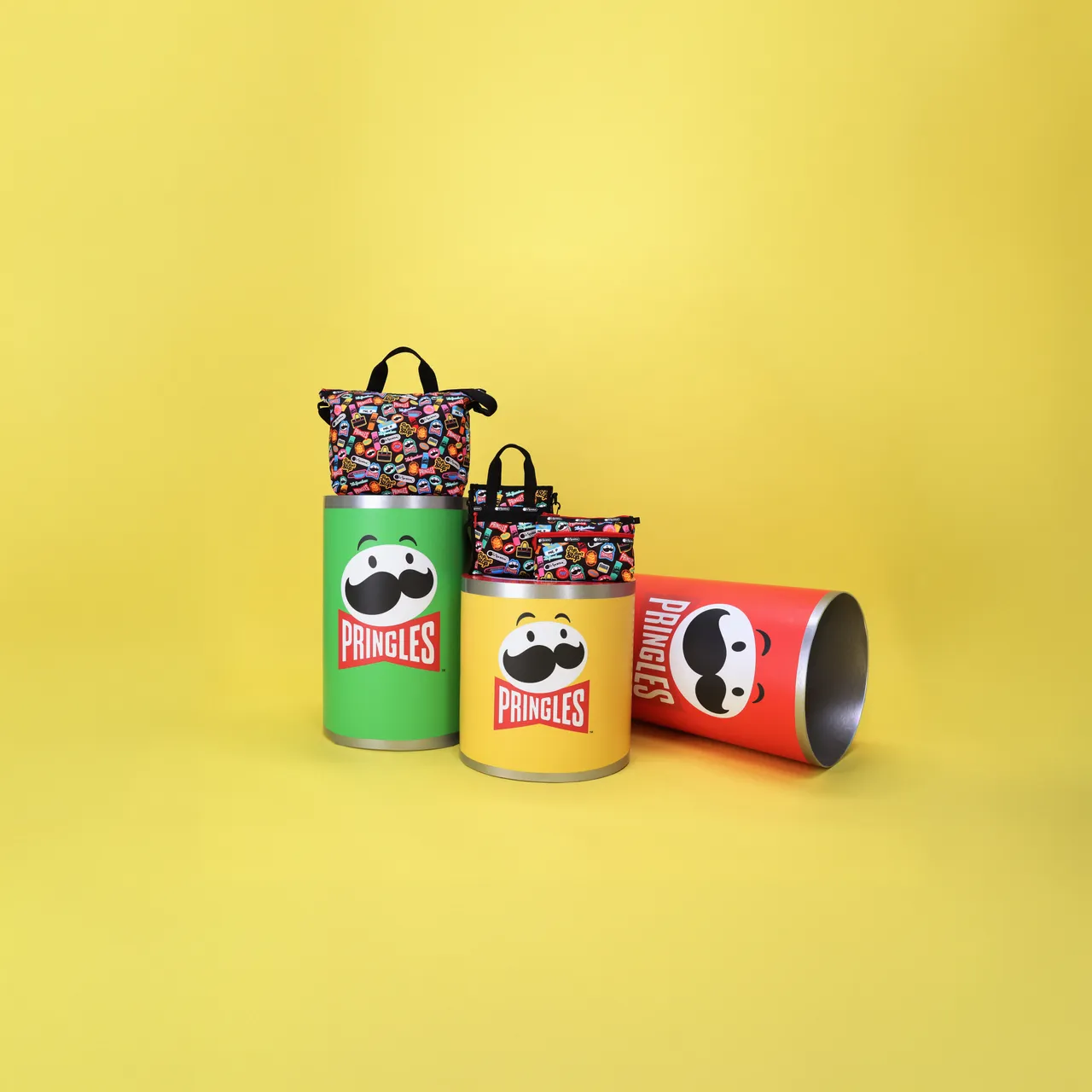 「Pringles Stickers」滿版印以黑色為底，襯托出上方繽紛品客彩繪貼紙圖樣。品牌提供