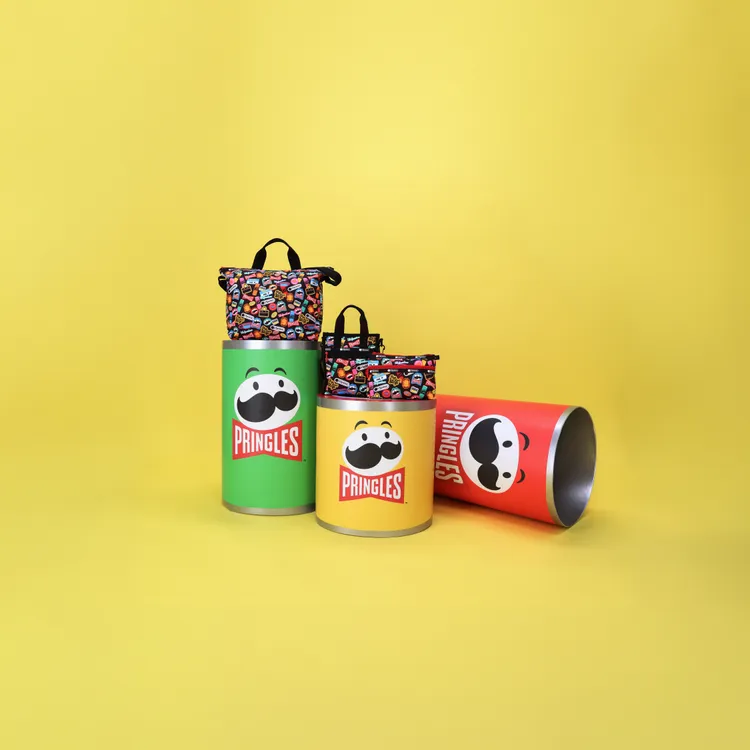 「Pringles Stickers」滿版印以黑色為底，襯托出上方繽紛品客彩繪貼紙圖樣。品牌提供
