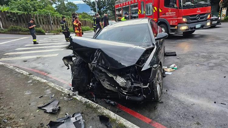 車頭嚴重受損，蔡姓女駕駛命危送醫。翻攝畫面