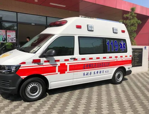 台中女10樓墜落壓人行道機車　全身骨折命危送醫