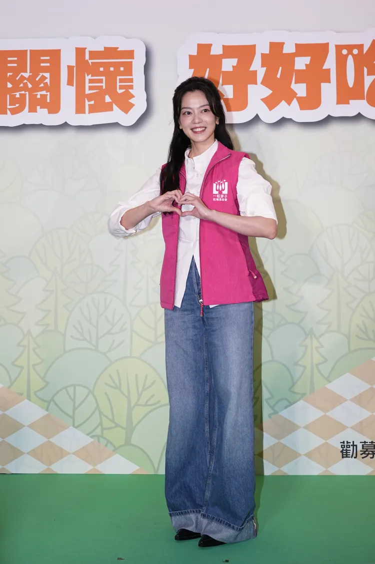 喻虹淵會陪伴女兒使用3C。彭欣偉攝