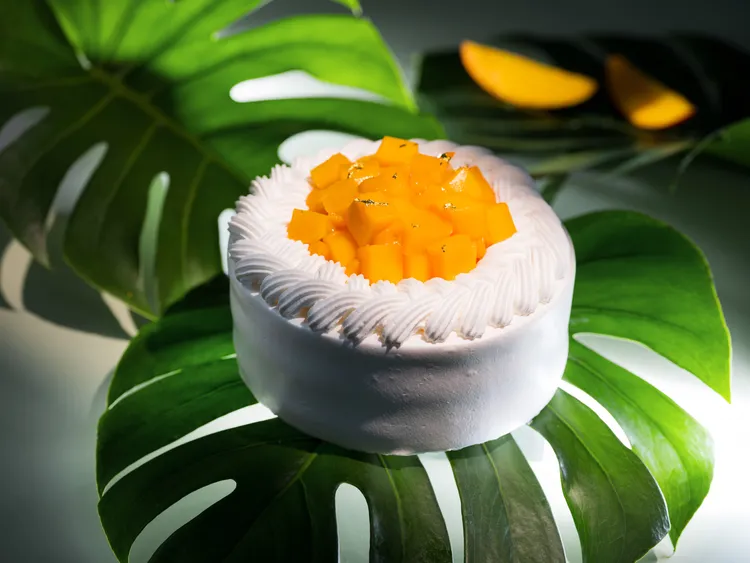 「文華餅房」推出「夏日芒果季」甜點饗宴，「芒果香緹」法式經典的香緹奶油如雲朵般輕盈柔滑，以蜜果芳香描繪盛夏的甜蜜篇章。台北文華東方酒店提供