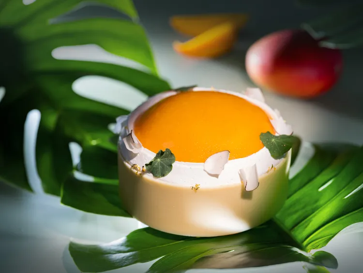 「文華餅房」推出「夏日芒果季」甜點饗宴，「芒果椰香」巧妙揉合南洋風情演繹柔暖香氣，於味蕾恣賞暖夏的摩登食感。台北文華東方酒店提供