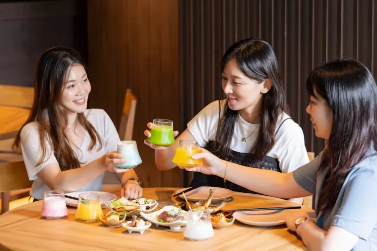 彩膳楽亭以圓桌相聚的形式，呈現共享料理、舉杯交流與團聚氛圍，展現新一代和食社交體驗的自在樣貌。業者提供