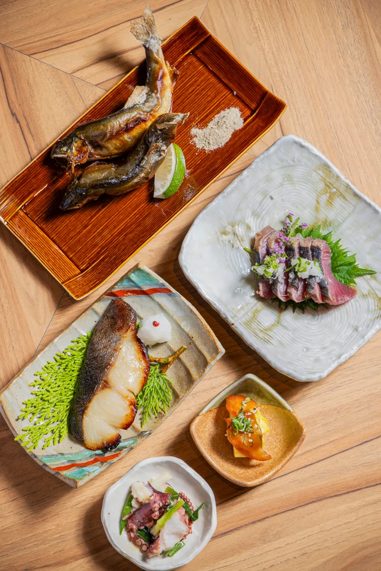 彩膳楽亭以和食傳統五味為靈感，透過多道代表料理展現旬味、職人技法與日本飲食文化中的細膩風味。業者提供