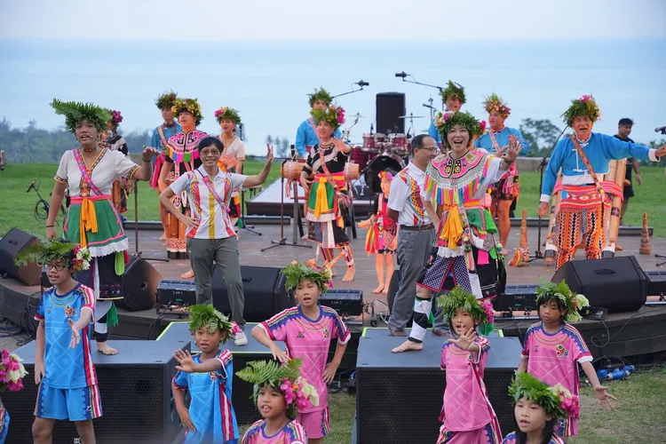 上野樹里和小朋友一起手舞足蹈。翻攝臺灣音樂館臉書