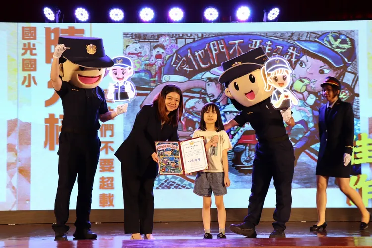 新北地檢黃主任檢察官頒發獎狀給海報比賽低年級組佳作。警方提供