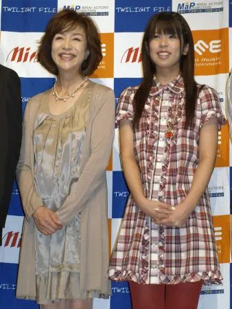 坂口杏里（右）早年跟著媽媽坂口良子一起出席活動、上節目。翻攝每日體育