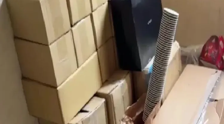 許姓嫌犯長期大量購買啦啦隊周邊應援小物，紙箱包裹堆滿住處走廊，造成街坊鄰居困擾。翻攝畫面