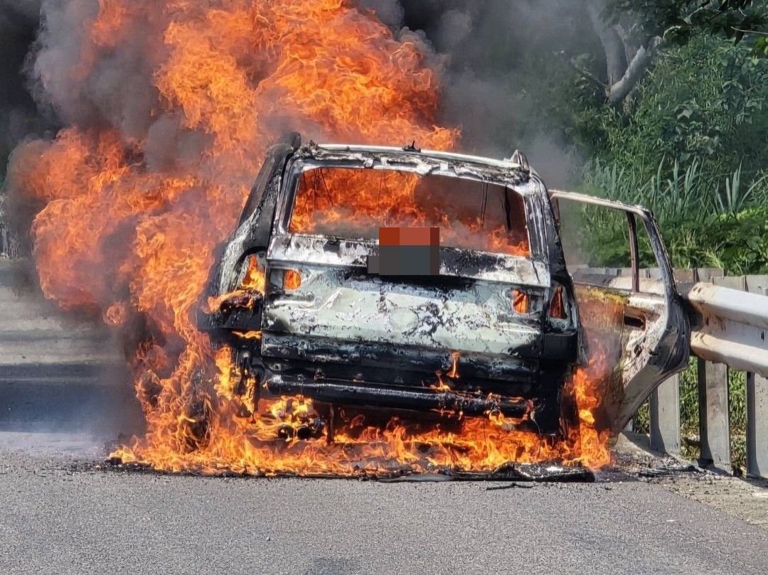 國道3號苗栗段傳意外!駕駛開半途冷氣孔冒煙 剛下車就燒成火球