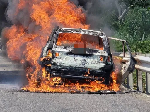 國道3號苗栗段傳意外！駕駛開半途冷氣孔冒煙　剛下車就燒成火球