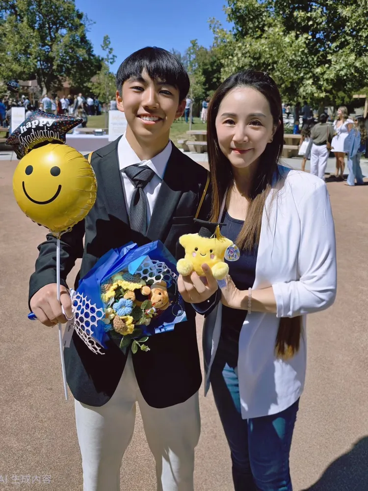 黃少祺的老婆參加兒子畢業典禮。翻攝自黃少祺臉書