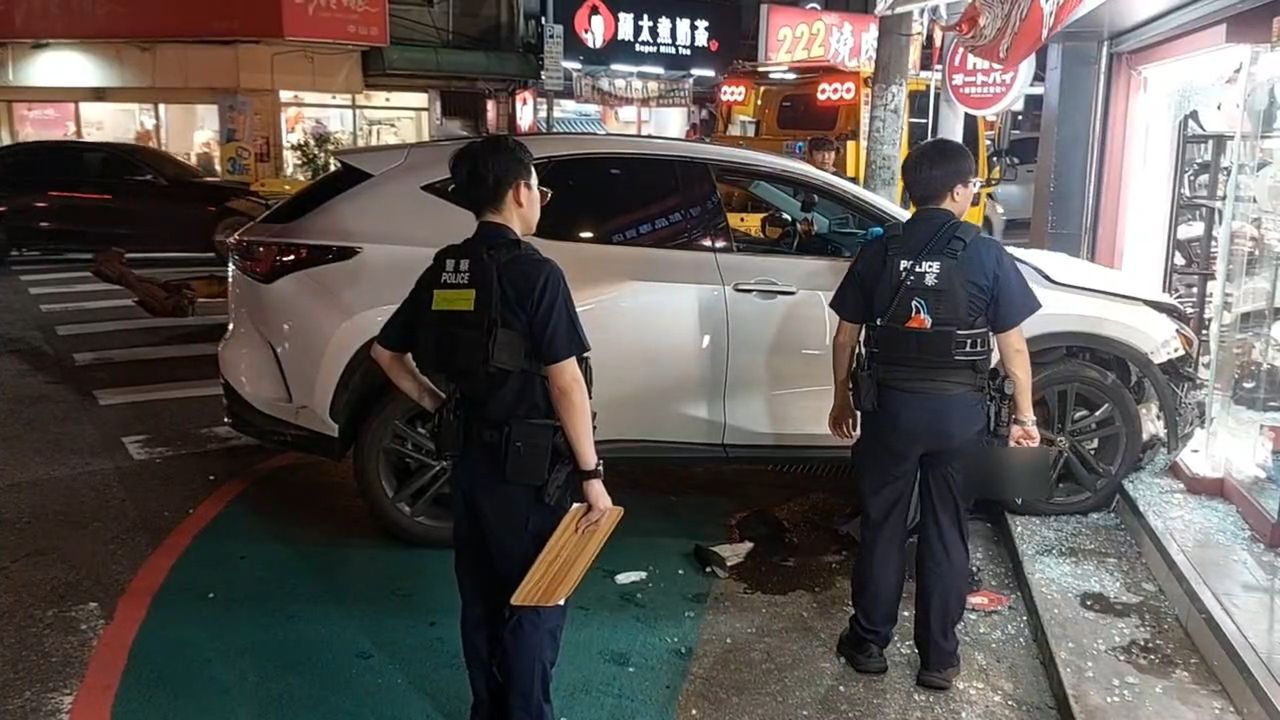又是毒駕釀禍! 女駕駛失控連撞2車衝入店家幸無人員傷亡