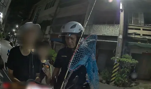 深夜騎電動車載女友海釣！行車搖晃遇警攔查　竟是毒駕通緝犯又毒駕