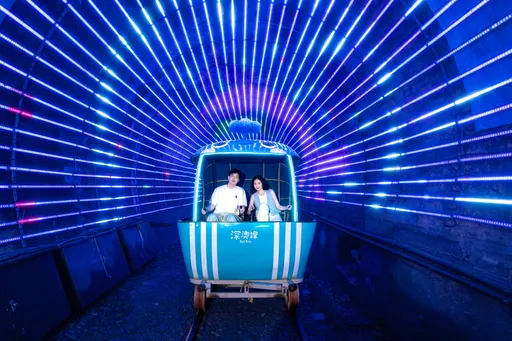 暑假限定夜騎開跑！深澳鐵道自行車打造9大燈區　水豚桑成打卡新亮點