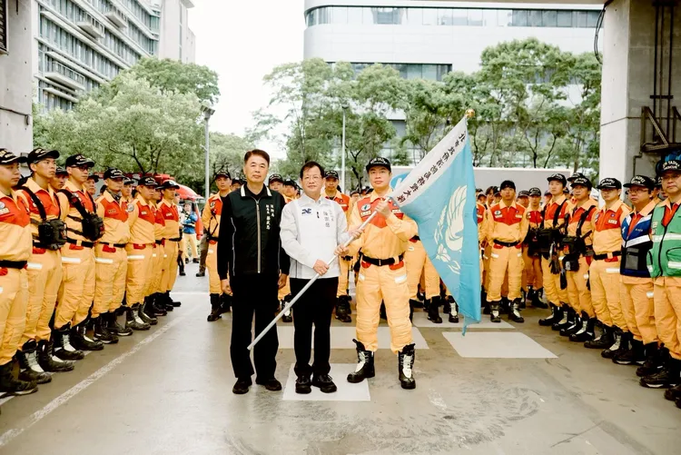 國家重型救援隊複測，局長陳崇岳授旗。翻攝畫面