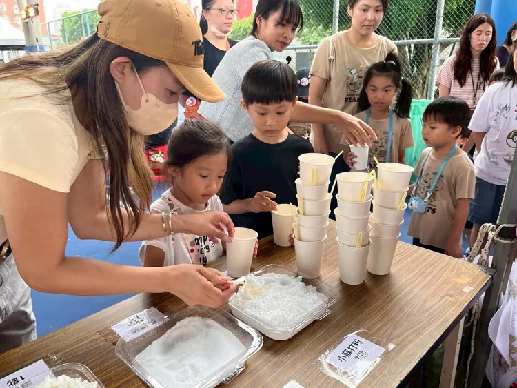 從VR消防員到寶寶抓周，八里親子藝術季打造親子歡樂嘉年華。公所提供