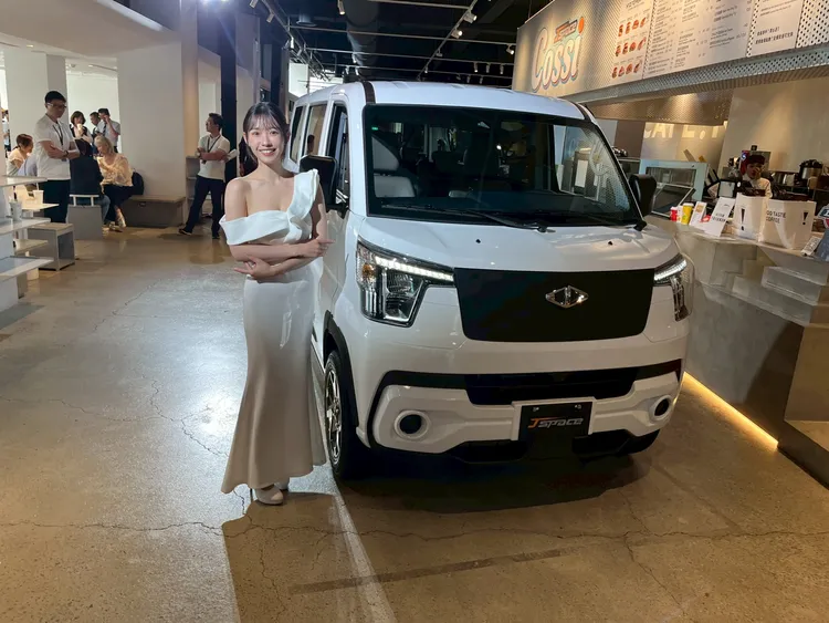 COSSI車型除了專屬的尊爵黑與冰曜白外，也提供麻糬灰、奶蓋綠等雙色搭配選項。周奕豪攝