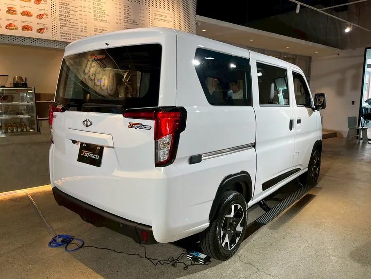 全新J SPACE COSSI換上15吋雙色切削鋁圈，搭配俐落車身線條與專屬車色選擇，進一步提升整體質感與都會風格。周奕豪攝